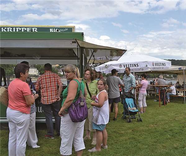 Kripper Bürger, vorbeispazierende und -radelnde Gäste ließen sich die kulinarischen Köstlichkeiten der Kripper Junggesellen nicht entgehen.
