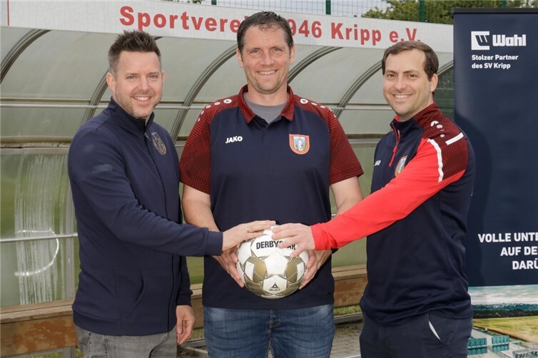 Kripps Sportlicher Leiter Andreas Beyer (m.) präsentiert das neue Trainerduo der zweiten Mannschaft: Uwe Fröbus (l.) und Alexander Ehlen (r.)