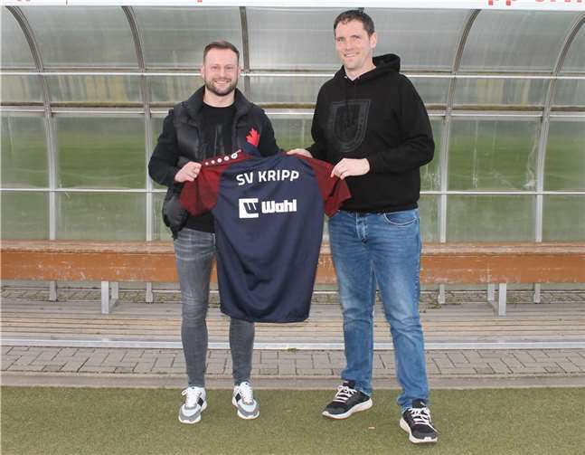 Kripps Sportlicher Leiter Andreas Beyer (re.) begrüßt Neuzugang Mateusz Obrebski.  Foto: Marc Göttlicher