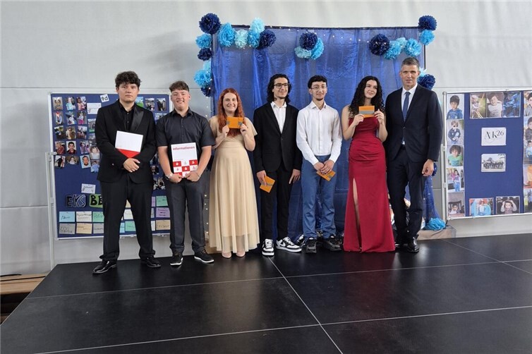 Krisi Neza, Maurice Welter, Jazmin Nemeth, Zaki Khalil, Abdulrazak Kerawan und Jara Bajcinca (v.l.n.r.) wurden von Rektor Marco Bastiaansen ausgezeichnet.