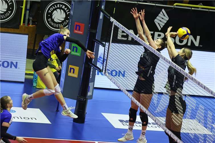 Kristin vom Schemm, heute eine der auffälligsten Neuwieder Spielerinnen, donnert den Ball durch den Aachener Block. Fotos: Andreas Steindl