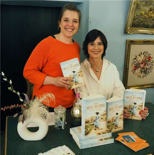 Kristina Hortenbach (r.) stellte ihr neues Buch „Als im Hotel Messmer der Tee ausging“ in „Luci´s Kuchenhaus vor.  Foto: Bernd Schmitz