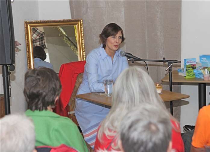 Kristina Hortenbach zieht das Publikum bei der Lesung ihres neuen Garten-Krimis „Grün ist der Tod“ in ihren Bann.  Foto: Hans-Peter Kranz