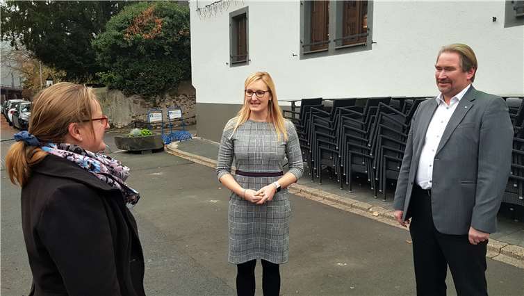 Kristina Kutting (Mitte), IHK-Regionalberaterin Mayen-Koblenz und Neuwied, sowie der IHK-Tourismusreferent Christian Dübner (rechts) standen der BLICK aktuell-Reporterin Katja Gaebelein (links) Rede und Antwort.