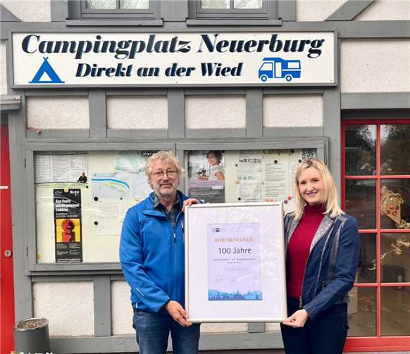 Kristina Kutting überreichte die Ehrenurkunde zum 100-jährigen Bestehen an den 1. Vorsitzenden Kurt Hardt.  Foto: Claudia Kuster