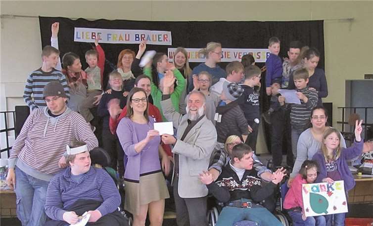 Kristina Münstermann, Vorsitzende des Vereins für Menschen mit Behinderung e.V., erhält von Dr. Alfred Marmann die Spende der Mittelrheinischen Stiftung für Menschen mit Behinderung. privat