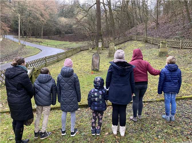 Kristina Schmidt, Verena Örenbas und Stefani Jürries aus dem GRÜNEN Kreisvorstand auf dem jüdischen Friedhof in Bad Breisig. Foto: BÜNDNIS 90/DIE GRÜNEN KV Ahrweiler