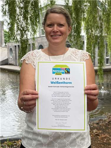 Kristina Uerz mit dem erneuerten Zertifikat. Foto: VG Weißenthurm/Katharina Demleitner