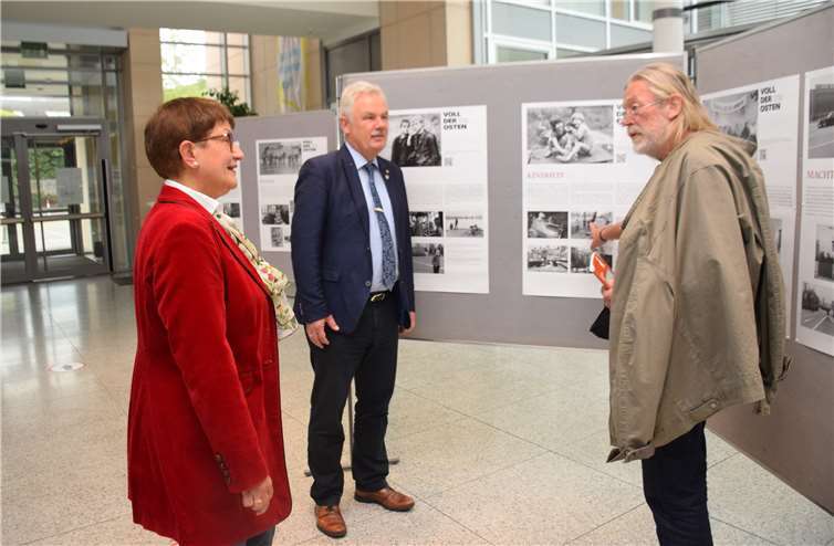 Kristine Federau und Bürgermeister Stefan Raetz wurden von Harald Hauswald durch die Ausstellung geführt. Foto: privat