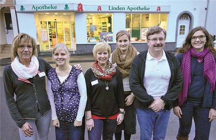 Kristine Gehler (von r.) übernimmt von Dr. Manfred Löbbert die Niederbieberer Lindenapotheke mitsamt dem zehnköpfigen Team.HEP