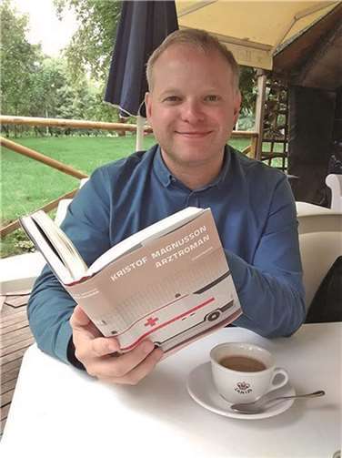 Kristof Magnusson präsentiert sein neues Buch. privat