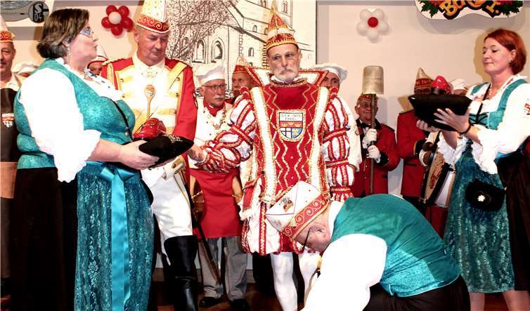 Kritisch beäugte Bernd I. die roten Prinzenschuhe, während ihn Holger vor ihm knieend von den Gartenschuhen befreite.