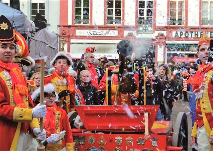 Kritisch schauten die Kanoniere, ob die Konfettisalve getroffen hat