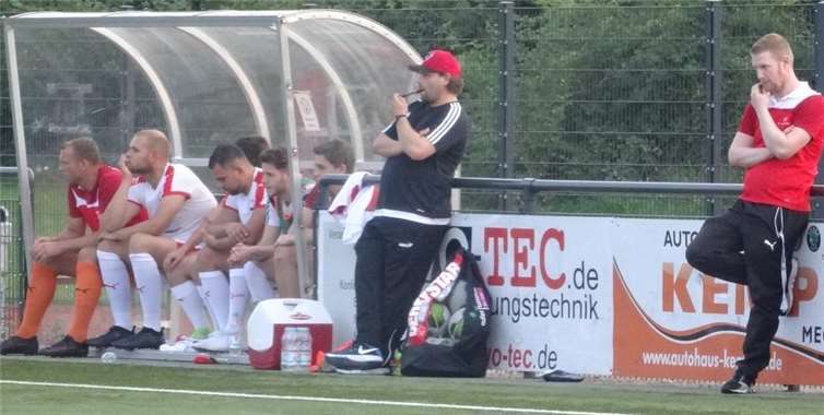 Kritische Gesichter auf und neben der Merler Bank.privat