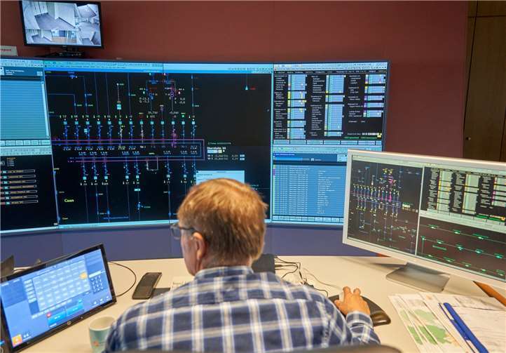 Kritische Infrastruktur: Die Schaltmeister in der Netzleitstelle der evm-Gruppe arbeiten während der Corona-Krise getrennt voneinander. Foto: Sascha Ditscher/evm