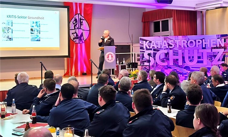 Kritische Infrastruktur im Fokus: Expertenvortrag bei Feuerwehrversammlung.
