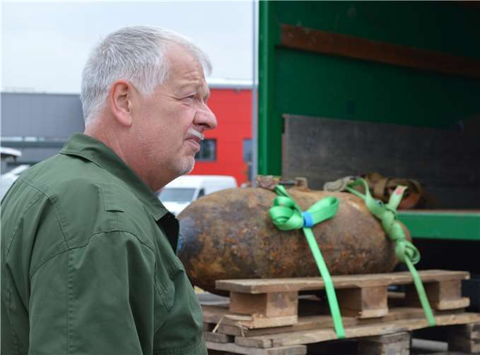 Kritischer Blick bei Frank Bender: Der erfahrene Kampfmittelräumer weiß, dass eine Entschärfung niemals Routine ist.