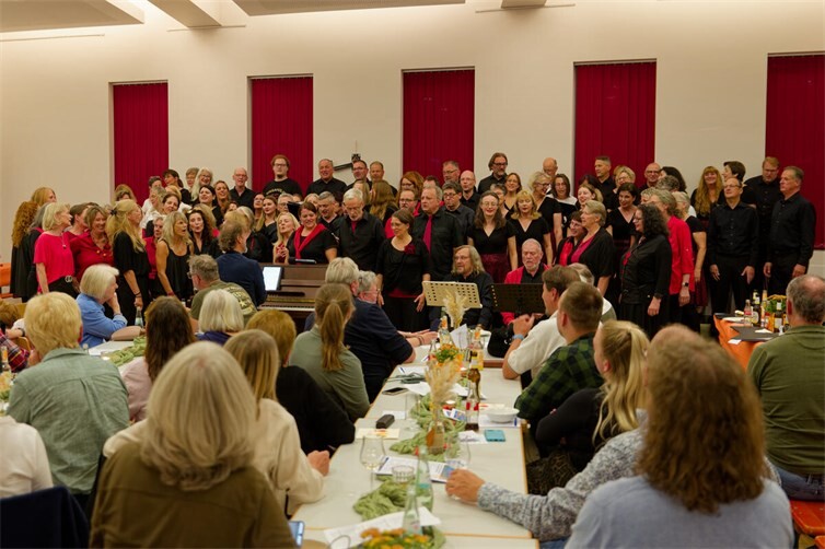 Krönender Abschluss des Abends: alle drei Chöre singen - gemeinsam auf der Bühne - mit dem Publikum zwei Lieder 