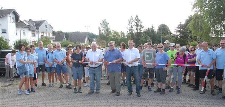 Großer Ansturm auf den neuen „Schöwer Rundwanderweg“ Krönender Abschluss eines großen Projektes: Mit dem symbolischen Zerschneideneines Bandes wurde am Sonntag der neue „Schöwer Rundwanderweg“ eröffnet.Dabei halfen der Kreisbeigeordnete Michael Mahlert, die VG-Beigeordnete Martina Jungbluth,Stadtbürgermeister Thomas Vis und Ortsvorsteher Wilfried Ehrenstein. Fotos: -KER-