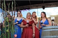 Krönung auf der Bühne in Mayschoß: Ex-Weinprinzessin Julia Otto, Weinprinzessin ...