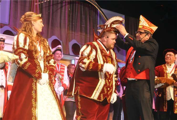 Krönung durch den 1. Vorsitzenden der KG, HaRo Müller.