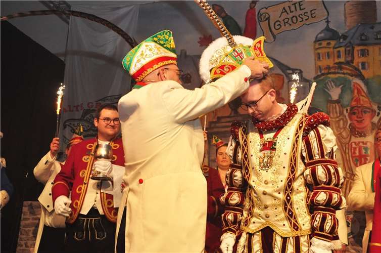 Ein sprühendes Feuerwerk der Lebensfreude Krönung seiner Tollität Prinz Peter IV. durch Präsident Uli Walsdorf.