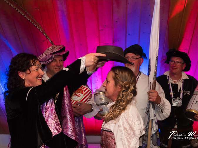 Krönung von Prinzessin Yvonne I. (rechts) durch Prinzessin Antonia I..