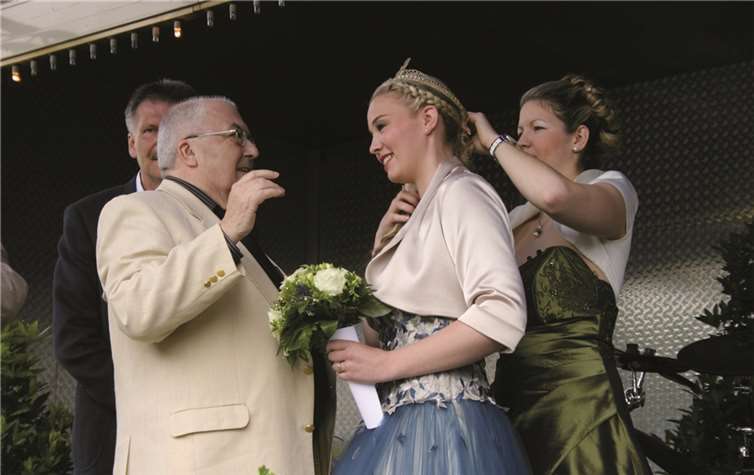 Krönungszeremonie: Anne I. übergibt die Krone an die neue Brunnenkönigin, Maren I. RÜ