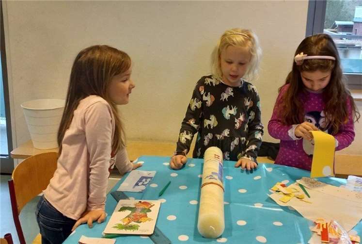 Kruft. Mit viel Begeisterung und Geschick wurde die Osterkerze für die Pfarrei St. Dionysius von den Kindern der kath. Kita St. Elisabeth, Kruft zum Thema „Jesus- Wasser des Lebens“ gestaltet. Foto: privat