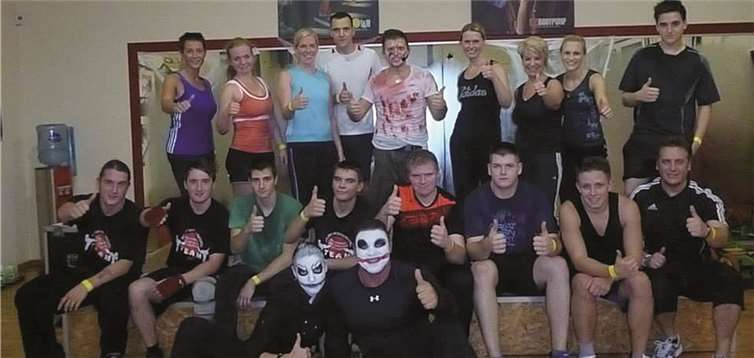 Kruft. Zu einem besonderen Event in einem besonders dekorierten Ambiente hatte das Krufter Vita Sport in den Alliger Weg eingeladen. Halloween war angesagt im Fitnessstudio und im Kursraum. Fürchterliche Verkleidungen, gruselige Kurse und ekeliges Essen wurden angeboten und von den zahlreichen Gästen gerne genutzt. Außerdem wurden die drei schaurig schönsten Kostüme prämiert. privat