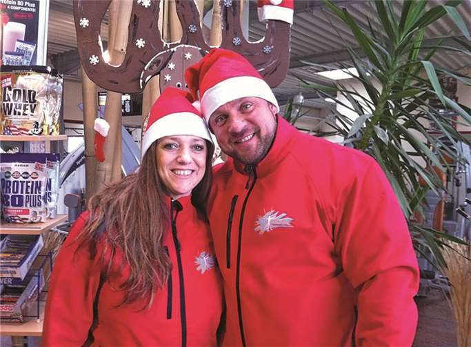 Kruft. Zum schon traditionellen Nikolausevent waren in das Vita Sports Kruf viele Gäste gekommen. Beim Kursangebot von „SH’BAM“ hatten alle Teilnehmer viel Spaß und waren mit Freuden dabei. Zur „Belohnung“ gab es danach ein leckeres, gemeinsames Frühstück. Wieder einmal eine Aktion, die Andy und Tatjana Delies liebevoll vorbereitet hatten. privat