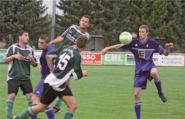 Kruft bemühte sich redlich, aber der Ball war meistens in den Löfer Reihen. Simon Seifert machte ein prima Spiel. privat
