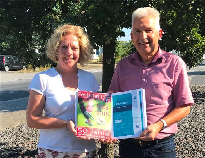 Krupp Druck-Geschäftsführer Peter Krupp überreichte das Zertifikat an Vorstandsmitglied Birgit Nechterschen, die gleichzeitig auch Kassiererin ist.  Krupp Pressebild