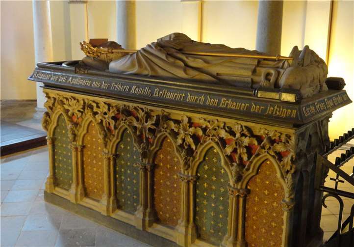 Krypta mit Sarkophag. Klostergemeinschaft