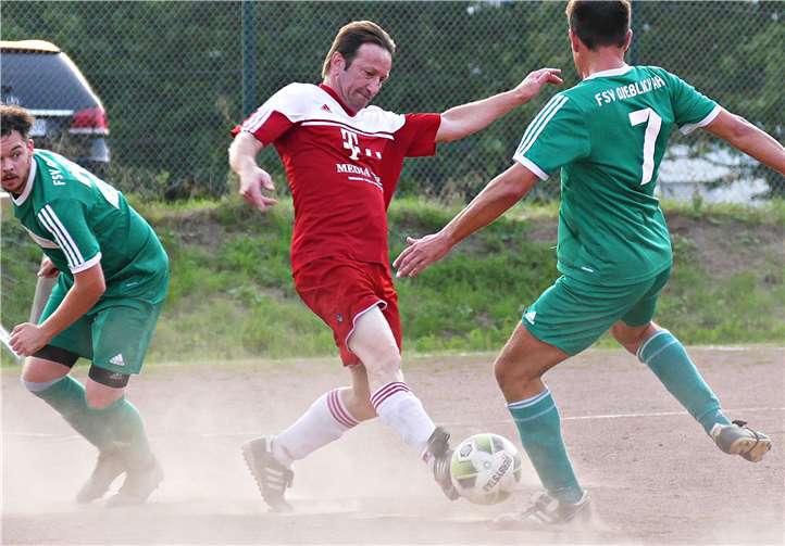 Krzysztof Mazur – selbst mit 57 Jahren noch voller Elan. Hier setzt er sich gegen zwei Dieblicher Spieler durch.Foto: Michael Wald