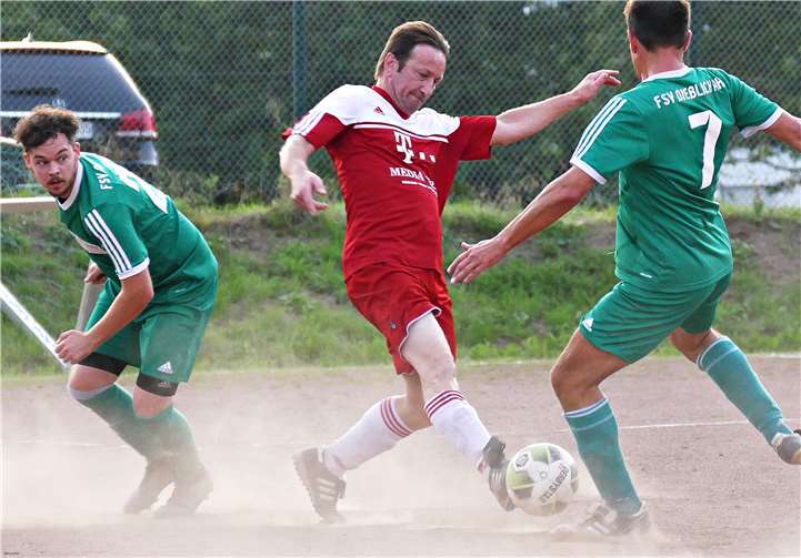 Krzysztof Mazur – selbst mit 57 Jahren noch voller Elan.Hier setzt er sich gegen zwei Dieblicher Spieler durch.