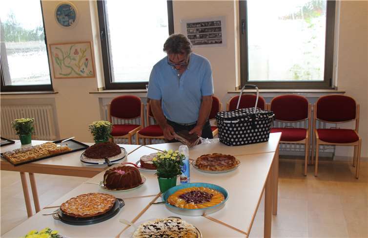 Kuchenspenden vom Feinsten: Das Büffet für das Gemeindefest wird vorbereitet.