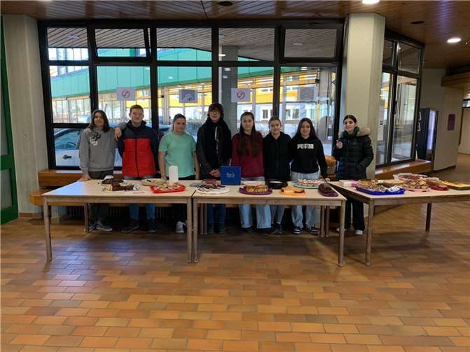 Kuchenverkauf der Schülerinnen und Schüler am Gymnasium im Kannenbäckerland zugunsten der Erdbebenopfer.  Foto: privat