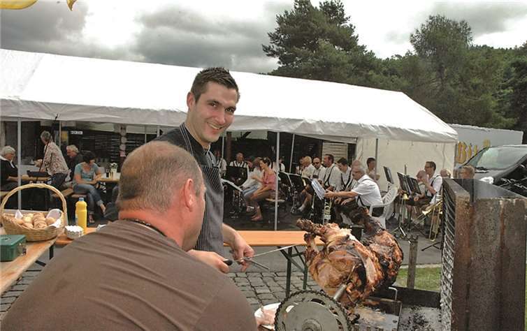 Küchenchef Armin Keuler wacht selbst über das Ferkel.UM