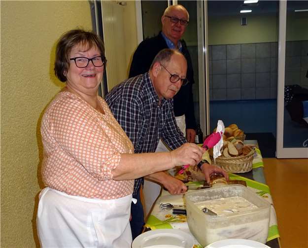 Küchenfee Marita Platzer und ihre Kellner Edgar Nikolay und Josef Frye. Foto: privat