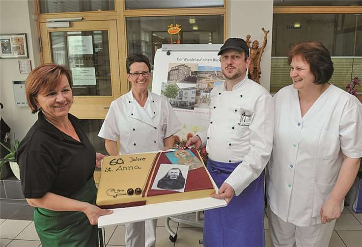 Küchenmitarbeiter überreichten den großen Marzipankuchen. FIX