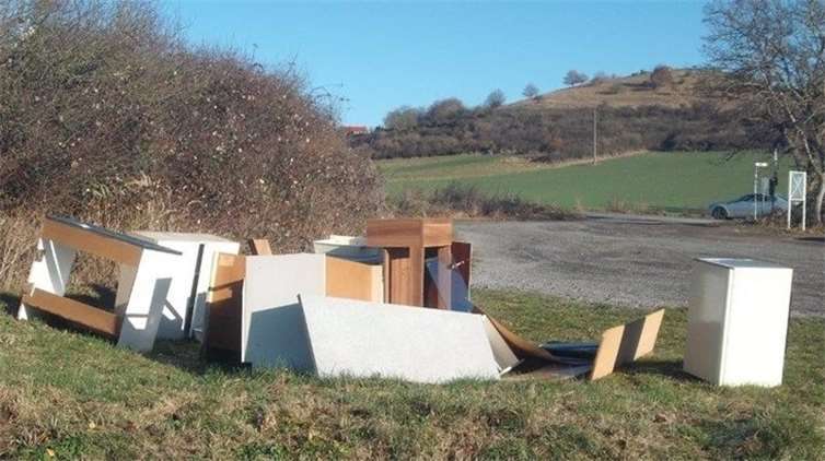 Küchenmöbel und ein Kühlschrank wurden 2016 auf einemParkplatz in Ettringen illegal entsorgt. Foto: Archiv/Polizei Mayen