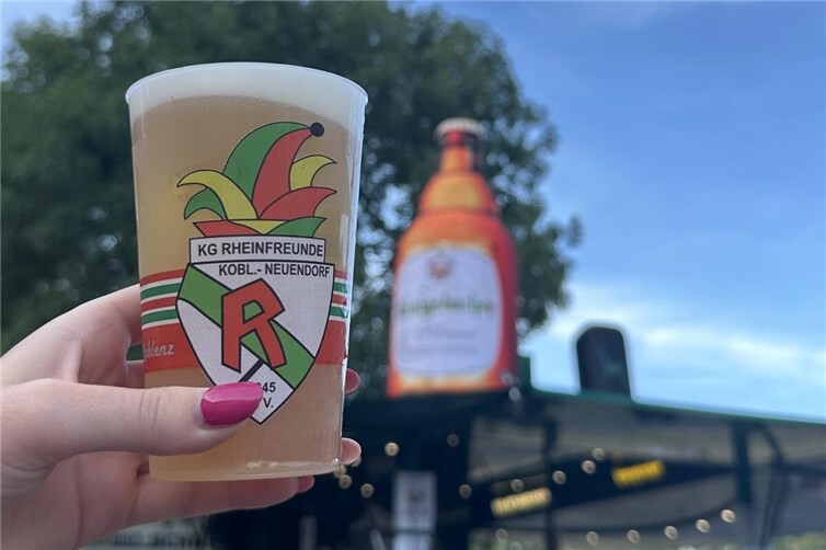 Kühle Erfrischung beim Sommerfest der KG Rheinfreunde