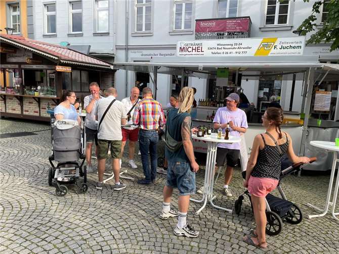 Schwarzes, rotes und heiliges Bier bei der Sinziger Kirmes Kühle Erfrischung gibt es an den Getränkebuden. Foto: ROB