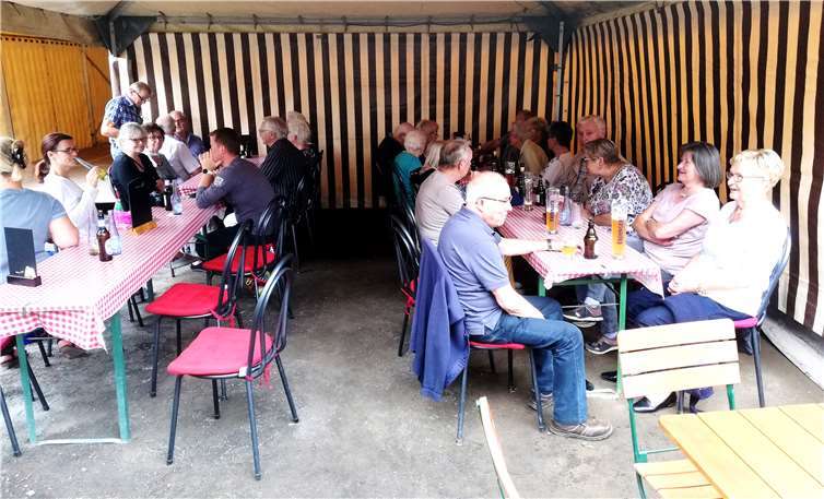 Kühle Getränke, Leckeres vom Grill und gute Gespräche: Die Nachbarn verbrachten einen geselligen Nachmittag. Foto: privat