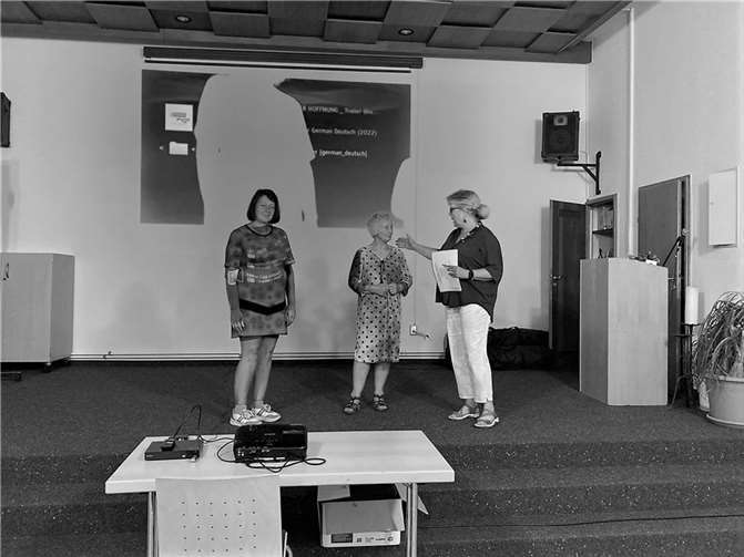 Kümmerin Sigrid Schug verabschiedet Gabriele Specht-Birlem und Carmen Rakemann (v.re.). Quelle: Kommunales Kino