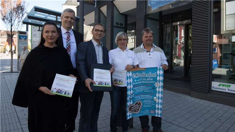 Kündigen die Servicewoche für Meckenheims Kundschaft an (v.l.):.Sonja Crämer (Wirtschaftsförderung Meckenheim), Thomas Wolff (Raiffeisenbank Meckenheim),Dirk Schwindenhammer (Wirtschaftsförderer Meckenheim), Sabine Jüschke (First Reisebüro) und Peter Klee (Stadtsoldaten). CEW