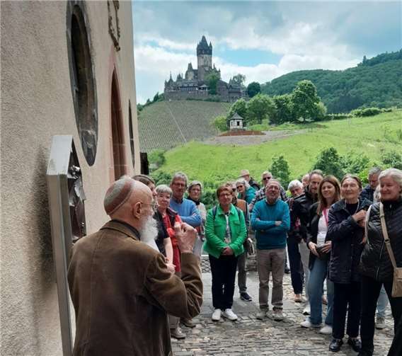 Cochemer Stadtrundgang gibt Einblick in 45 Jahre Kunst Künstler Christoph Anders stellte Werke in Cochem vor. Foto: Hans Peter Röhrig