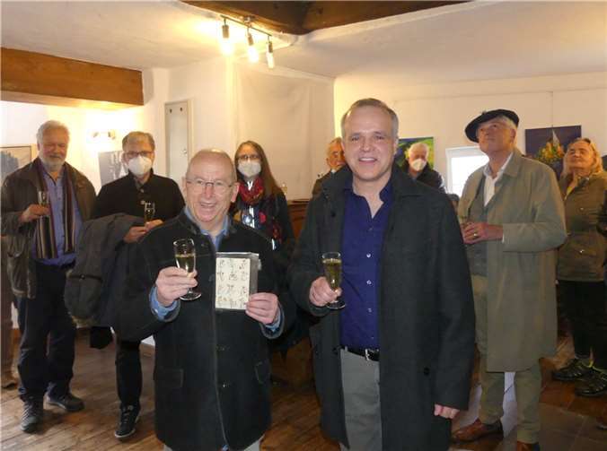 Künstler Heinz Balthes (v.l.) wurde von OB Bernhard Himmen (v.r.) zu seiner Kunstausstellung mit einem Präsent begrüßt.