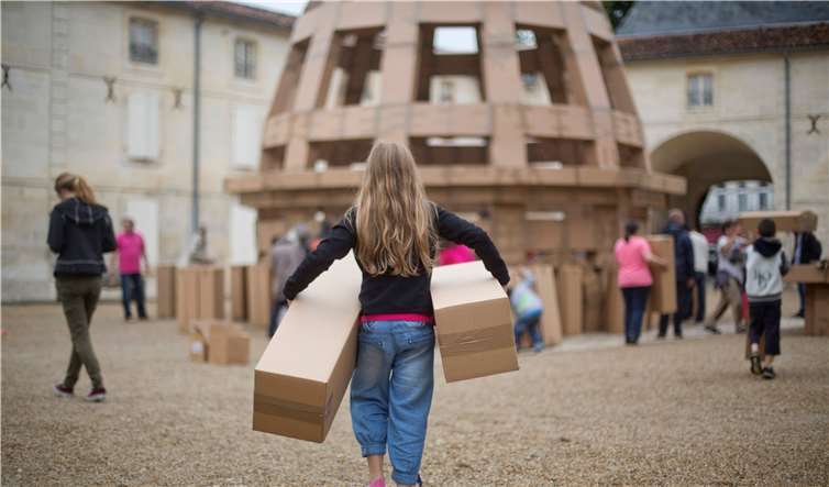 Künstler Olivier Grossetête möchte mit dem Publikum gemeinsam ein Haus aus Karton bauen. Sebastien Laval